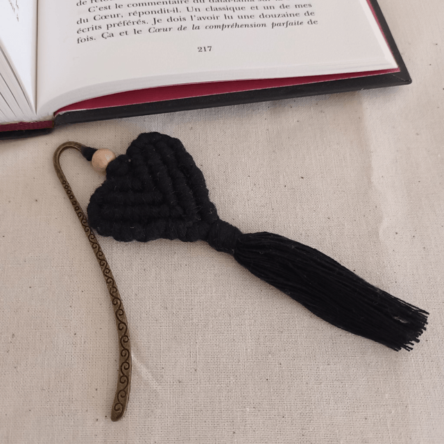 Marque-page coeur macramé