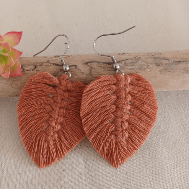 Boucle d'oreille feuille macramé argentée