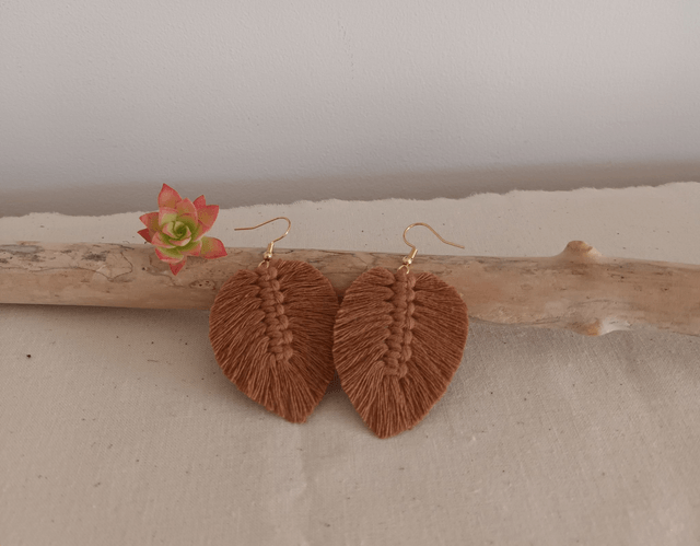 Boucle d'oreille feuille macramé dorée