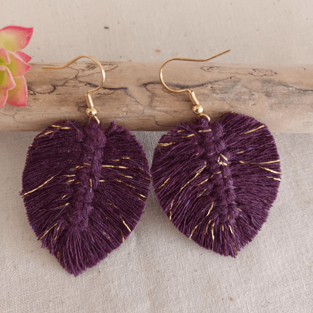 Boucle d'oreille feuille macramé dorée