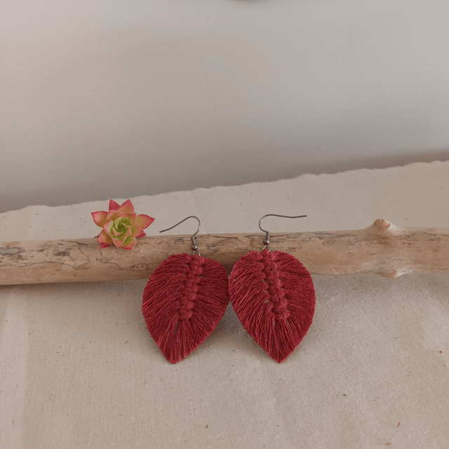 Boucle d'oreille feuille macramé argentée