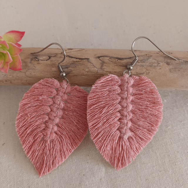 Boucle d'oreille feuille macramé argentée