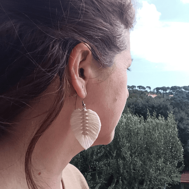 Boucle d'oreille feuille macramé argentée