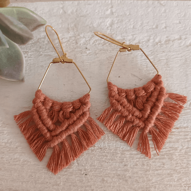 Boucle d'oreille losange macramé dorée
