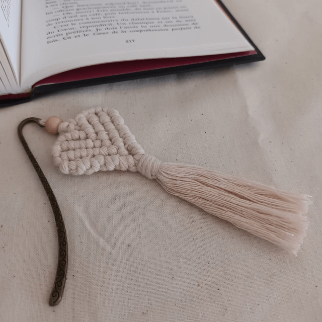 Marque-page coeur macramé