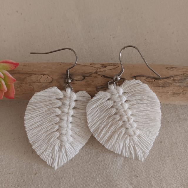 Boucle d'oreille feuille macramé argentée
