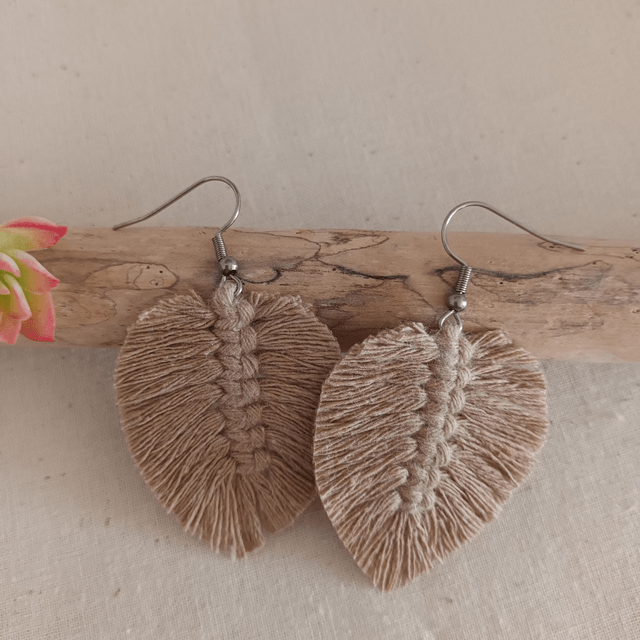 Boucle d'oreille feuille macramé argentée
