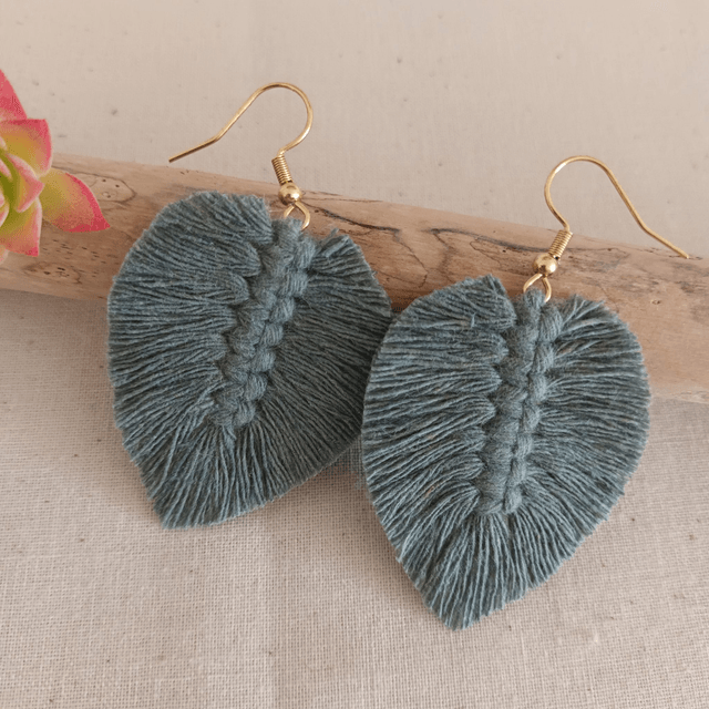 Boucle d'oreille feuille macramé dorée