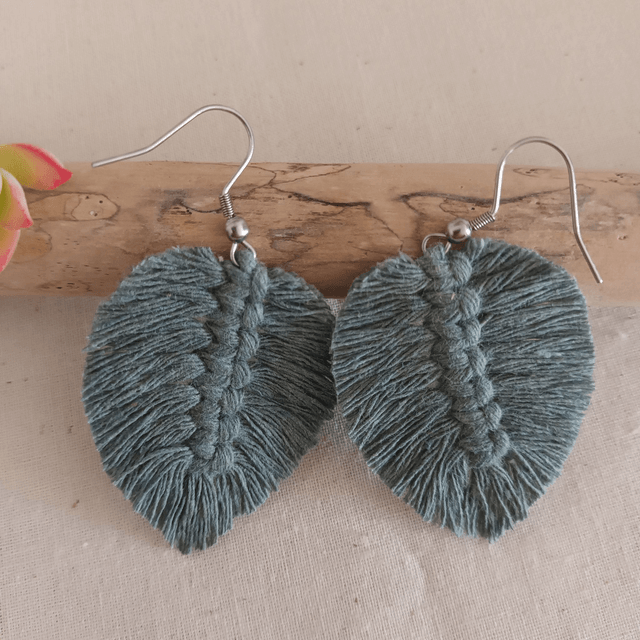Boucle d'oreille feuille macramé argentée