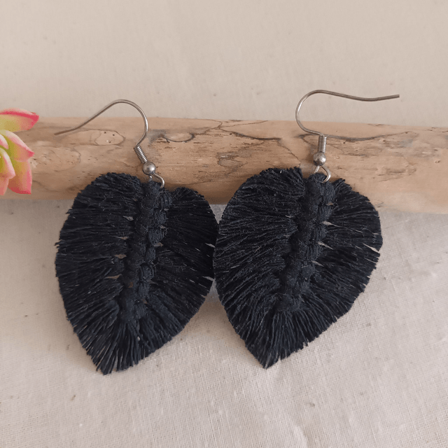Boucle d'oreille feuille macramé argentée