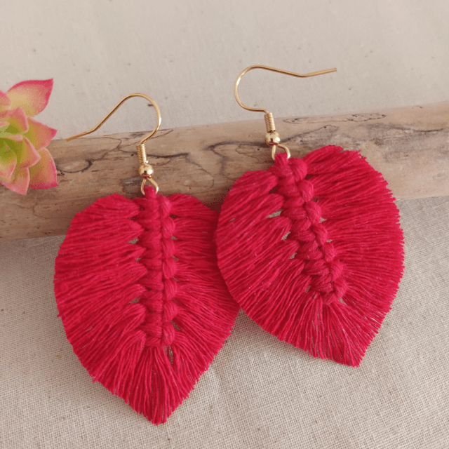 Boucle d'oreille feuille macramé dorée