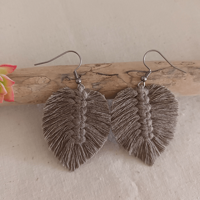 Boucle d'oreille feuille macramé argentée