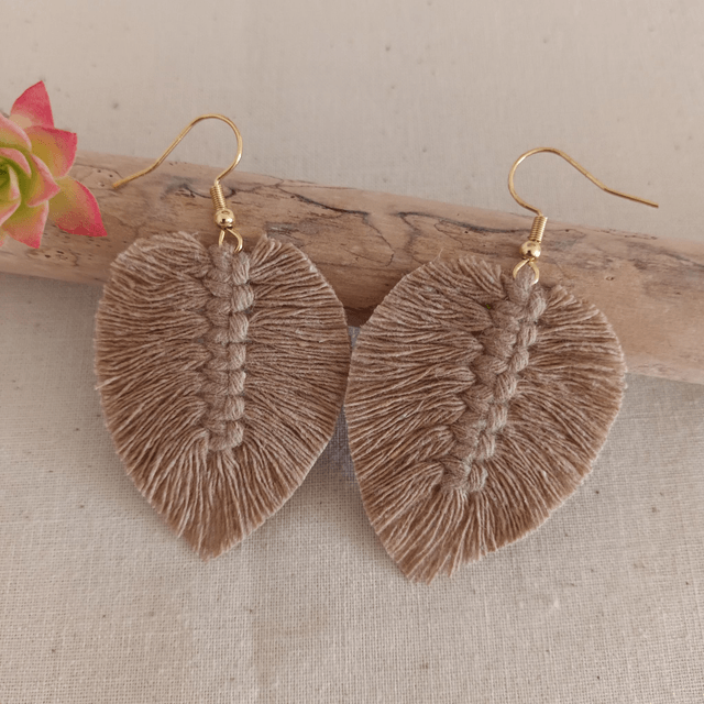 Boucle d'oreille feuille macramé dorée