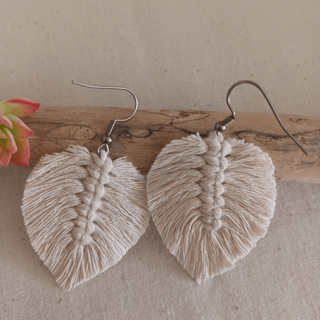 Boucle d'oreille feuille macramé argentée
