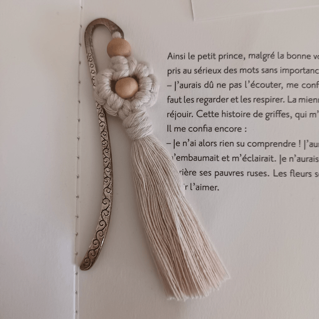 Marque-page fleur macramé
