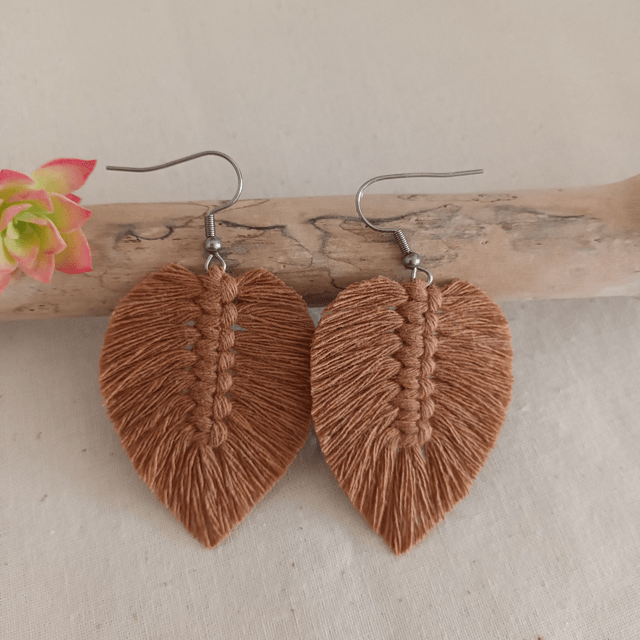 Boucle d'oreille feuille macramé argentée