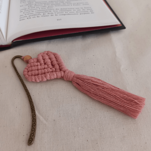 Marque-page coeur macramé