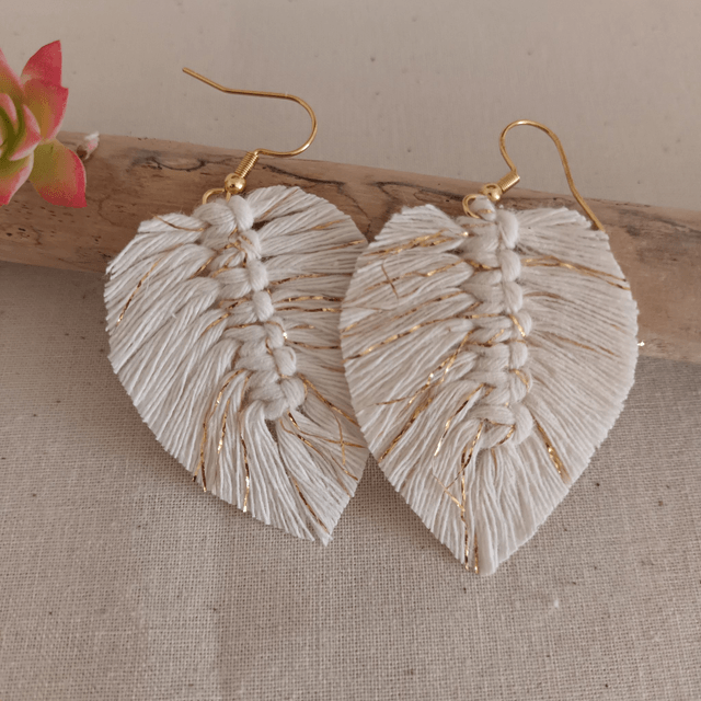 Boucle d'oreille feuille macramé dorée