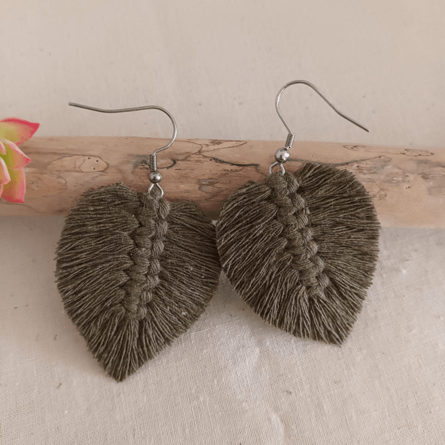 Boucle d'oreille feuille macramé argentée