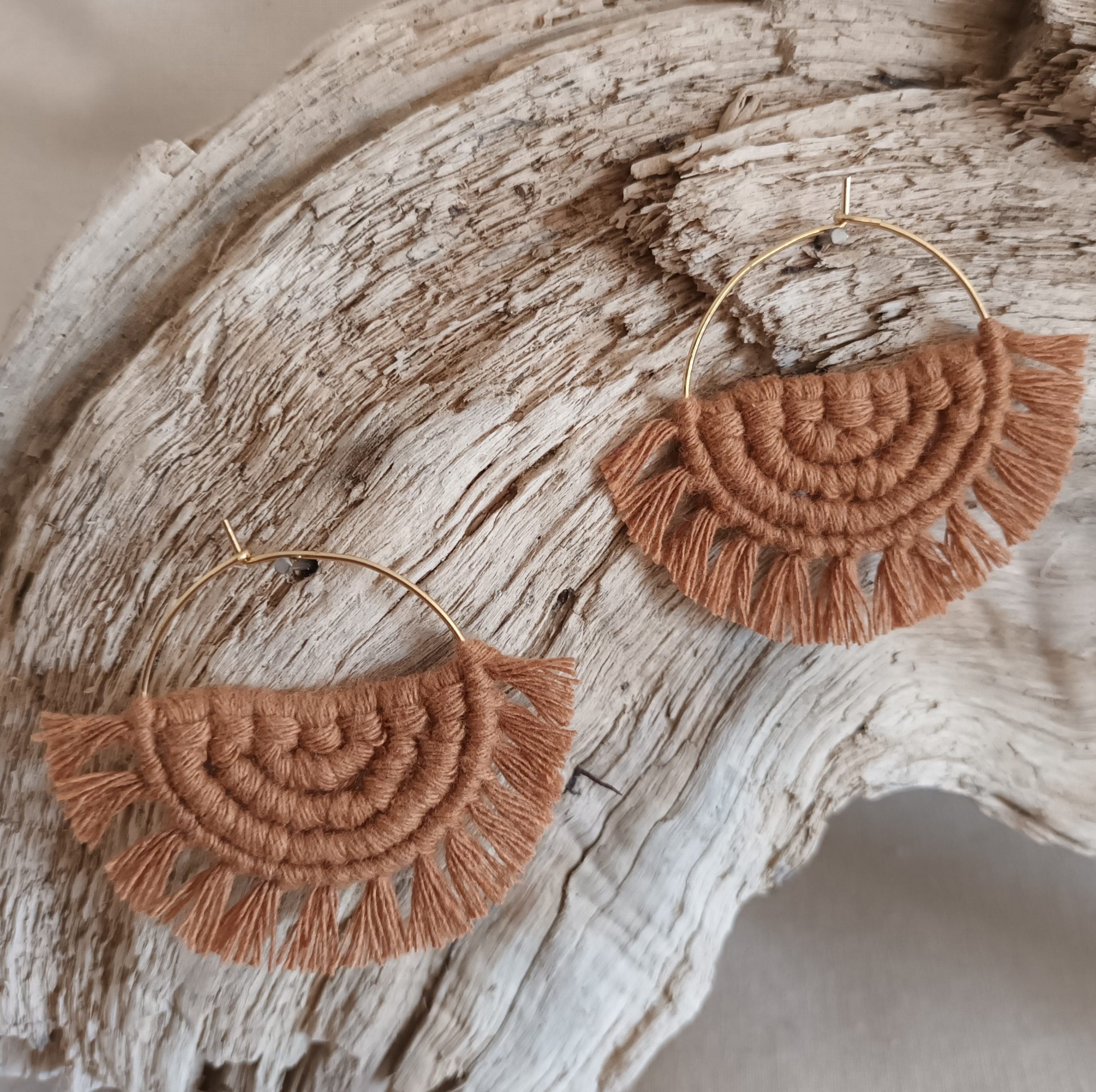 boucle d'oreille créole en macramé caramel sur anneau doré