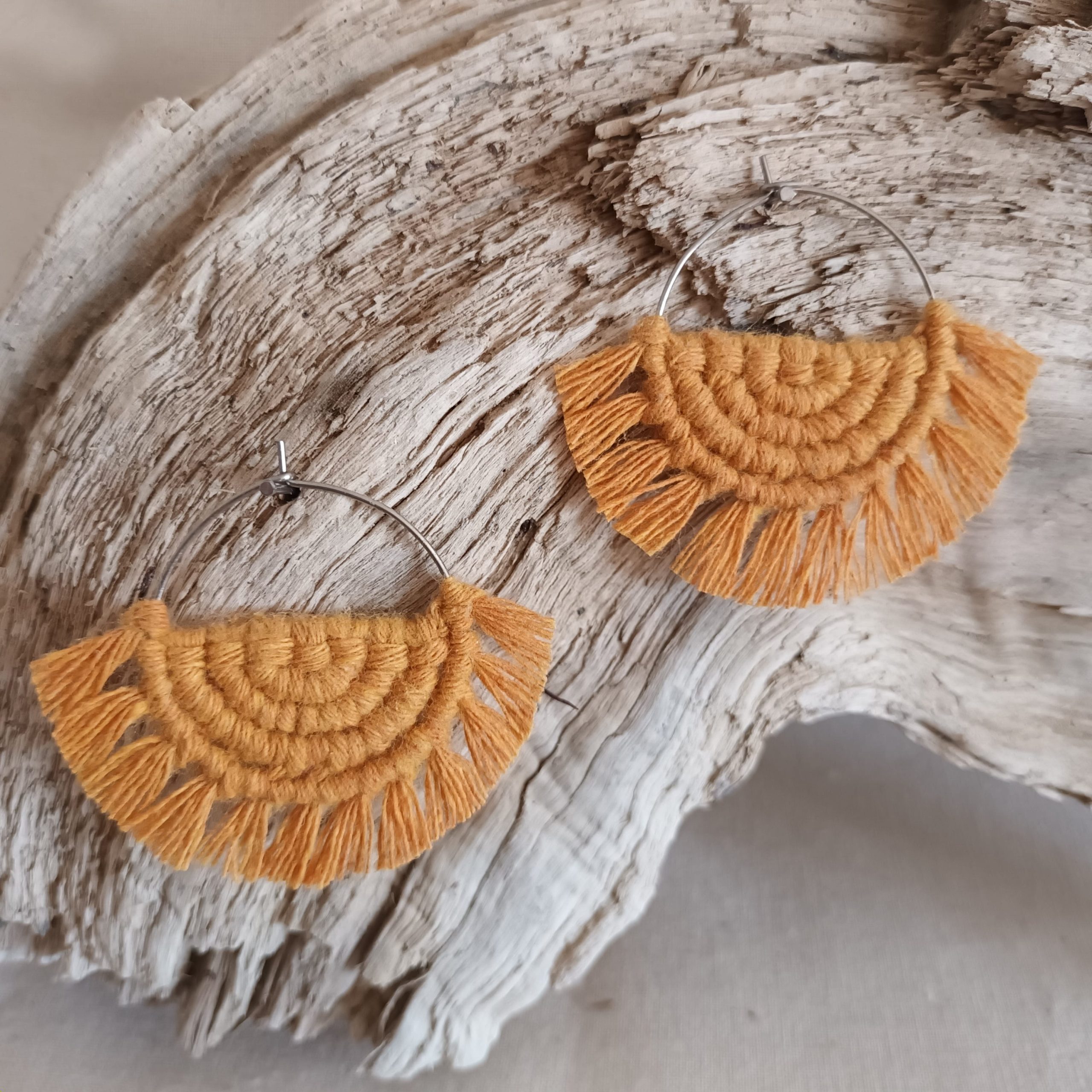 boucle d'oreille créole en macramé moutarde sur anneau argenté
