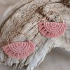 boucle d'oreille créole en macramé vieux rose sur anneau doré