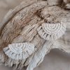 boucle d'oreille créole en macramé naturel doré sur anneau doré