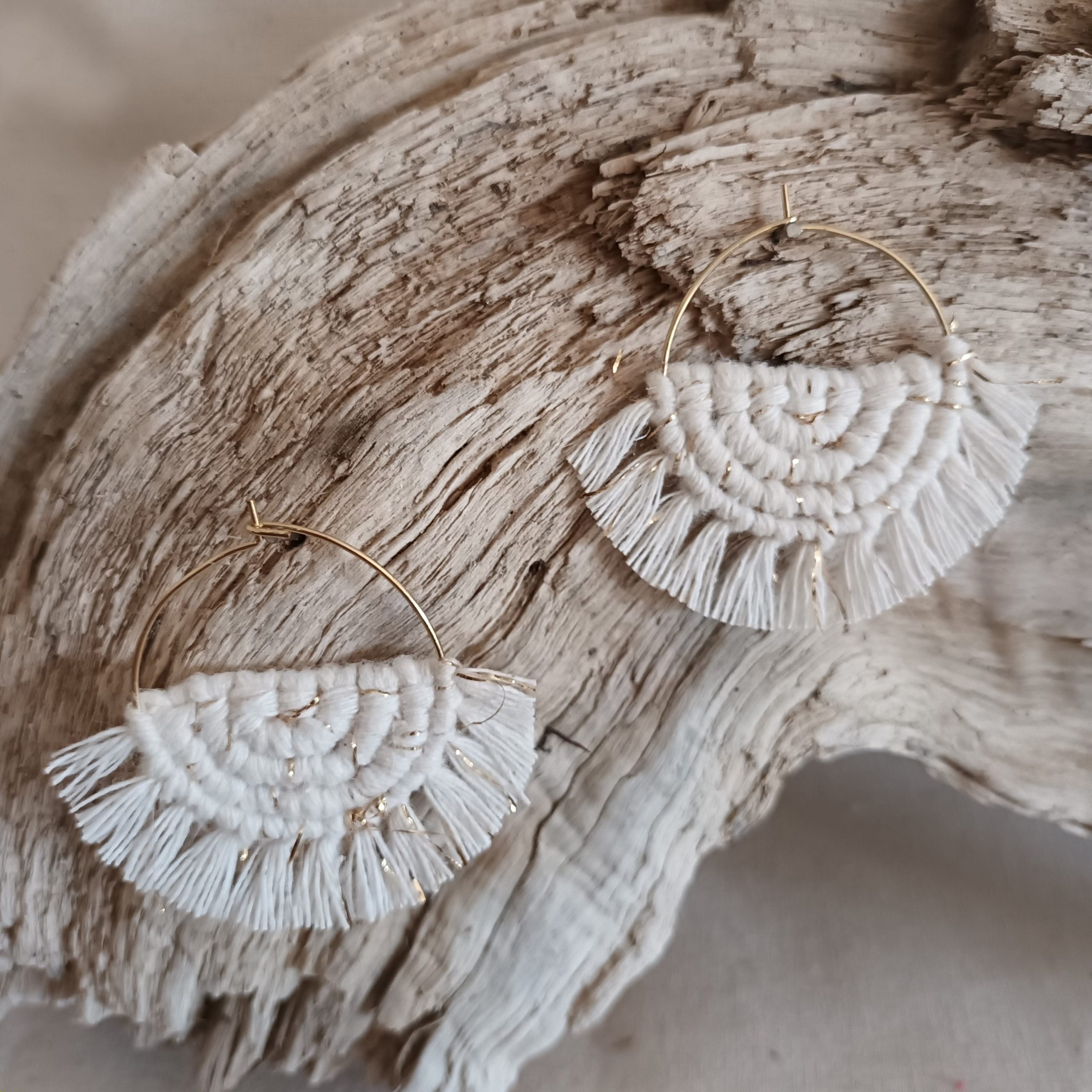 boucle d'oreille créole en macramé naturel doré sur anneau doré