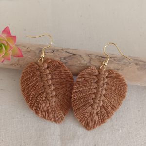 Boucle d’oreille feuille macramé