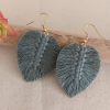 boucle d'oreille feuille en macramé laurier sur crochet doré