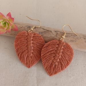 boucle d'oreille feuille en macramé terracotta sur crochet doré