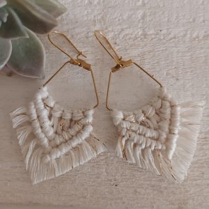 boucle d'oreille losange en macramé naturel doré sur crochet doré