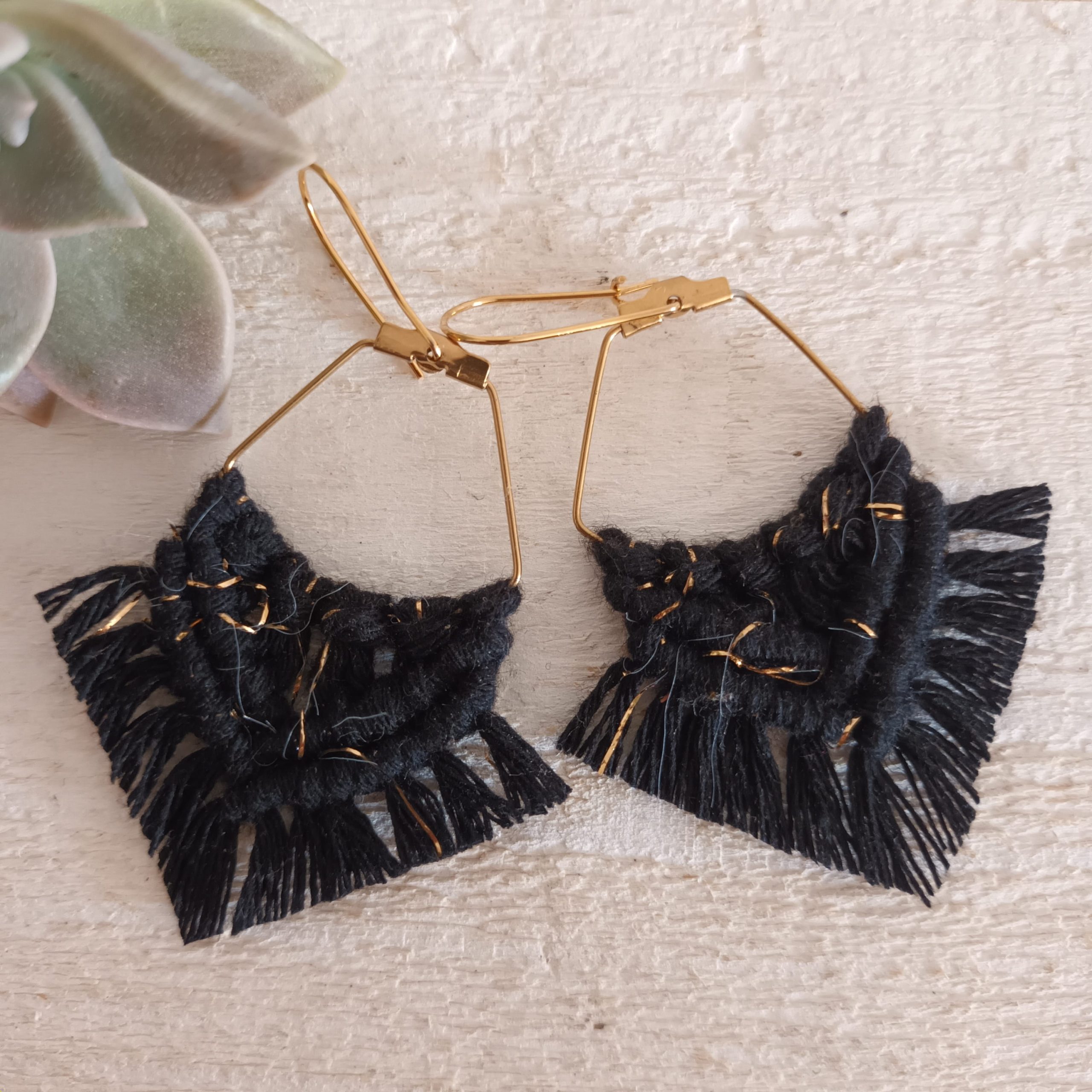 boucle d'oreille losange en macramé noir doré sur crochet doré