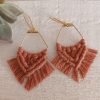 boucle d'oreille losange en macramé terracotta sur crochet doré
