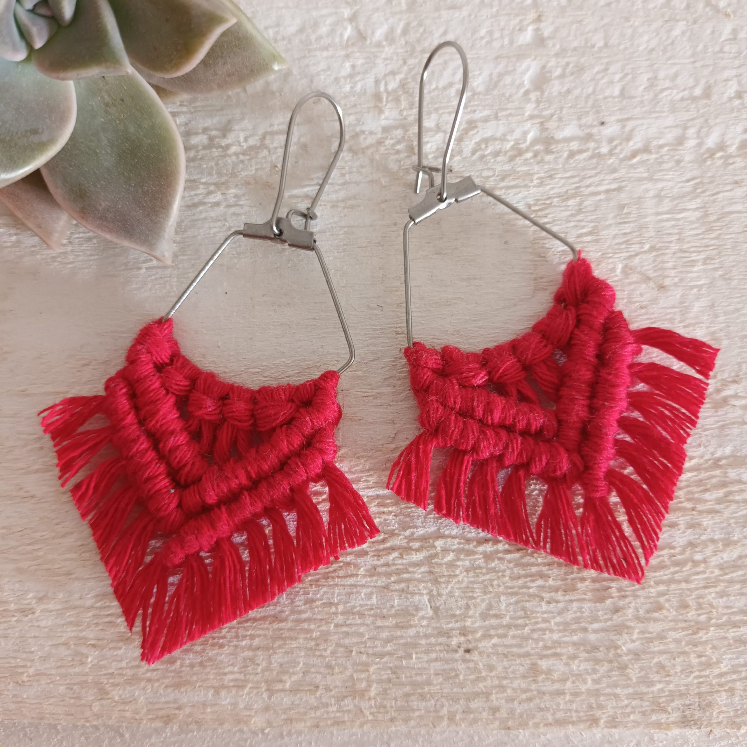 boucle d'oreille losange en macramé rouge sur crochet argenté
