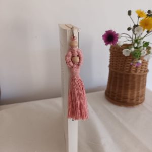 marque-page fleur en macramé sur signet argenté