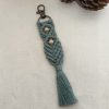 porte-clés en macramé laurier avec perles en bois et mousqueton bronze