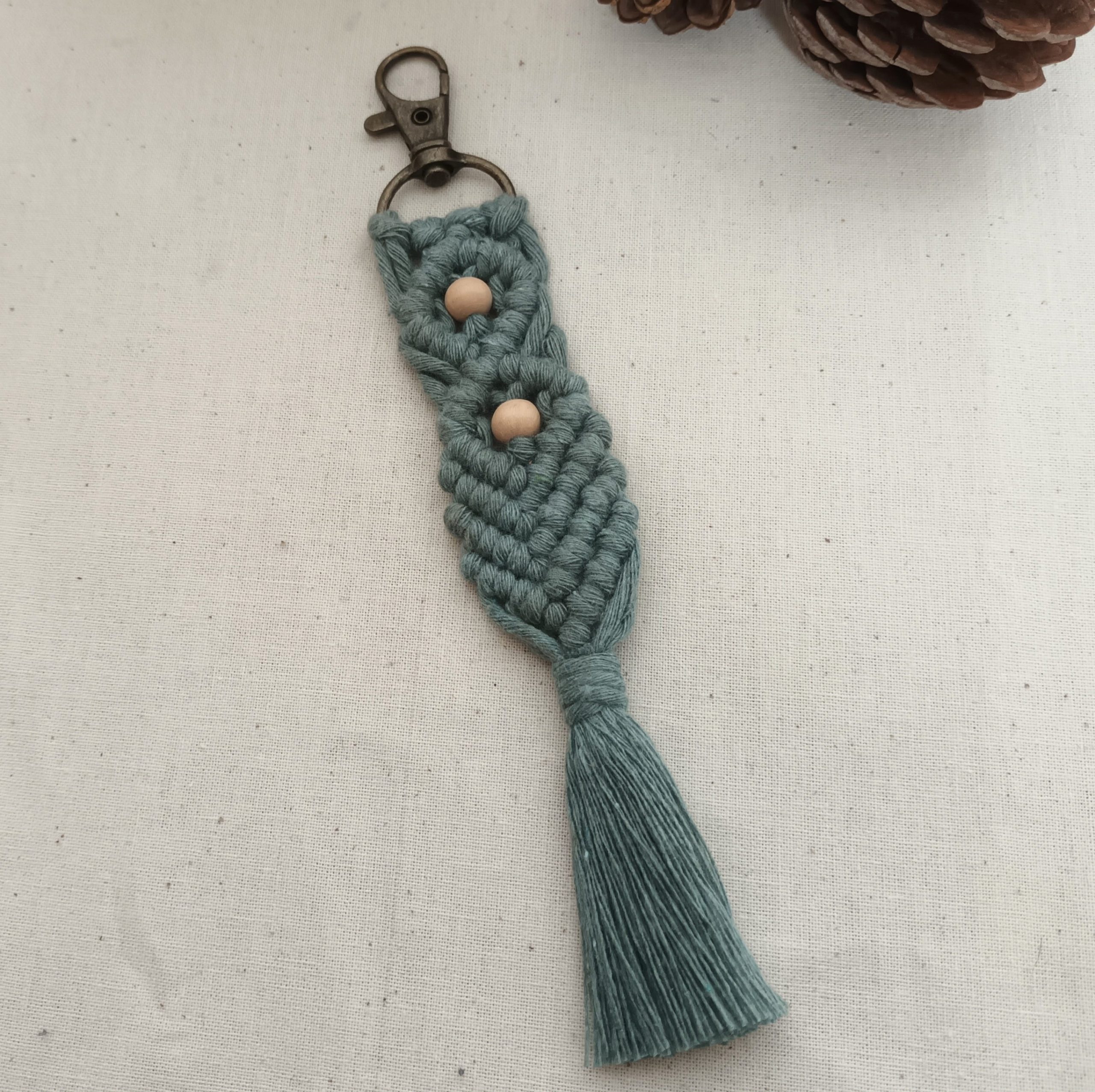 porte-clés en macramé laurier avec perles en bois et mousqueton bronze
