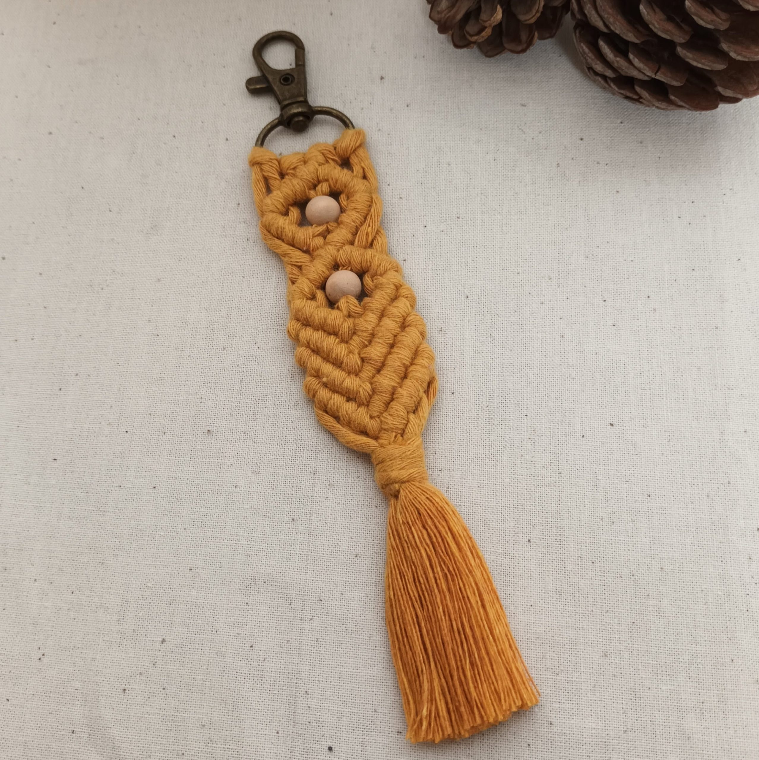 porte-clés en macramé moutarde avec perles en bois et mousqueton bronze