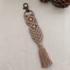 porte-clés en macramé sable avec perles en bois et mousqueton bronze