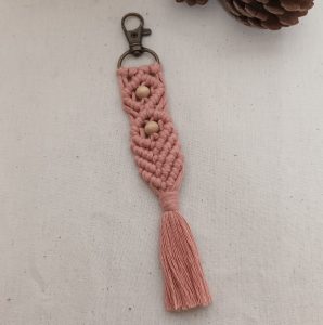 porte-clés en macramé vieux rose avec perles en bois sur mousqueton bronze