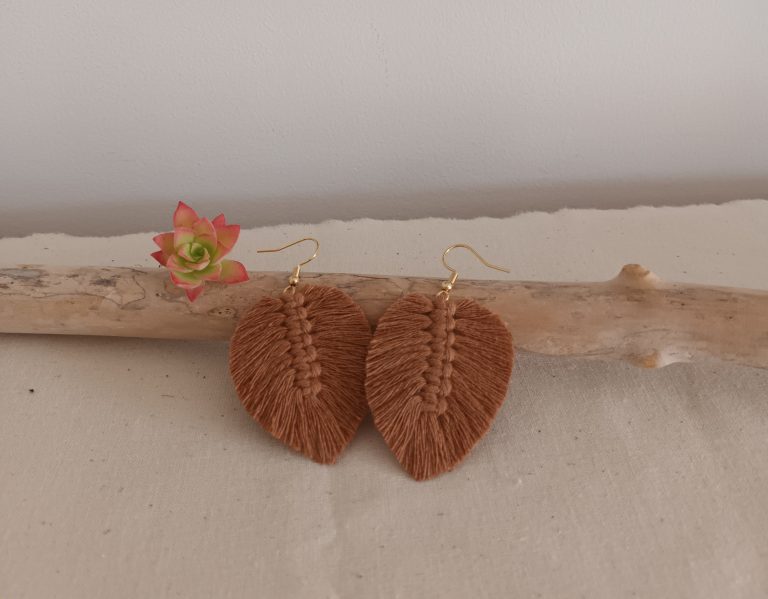 boucle d'oreille feuille en macramé
