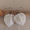 boucle d'oreille feuille en macramé naturel sur crochet argenté
