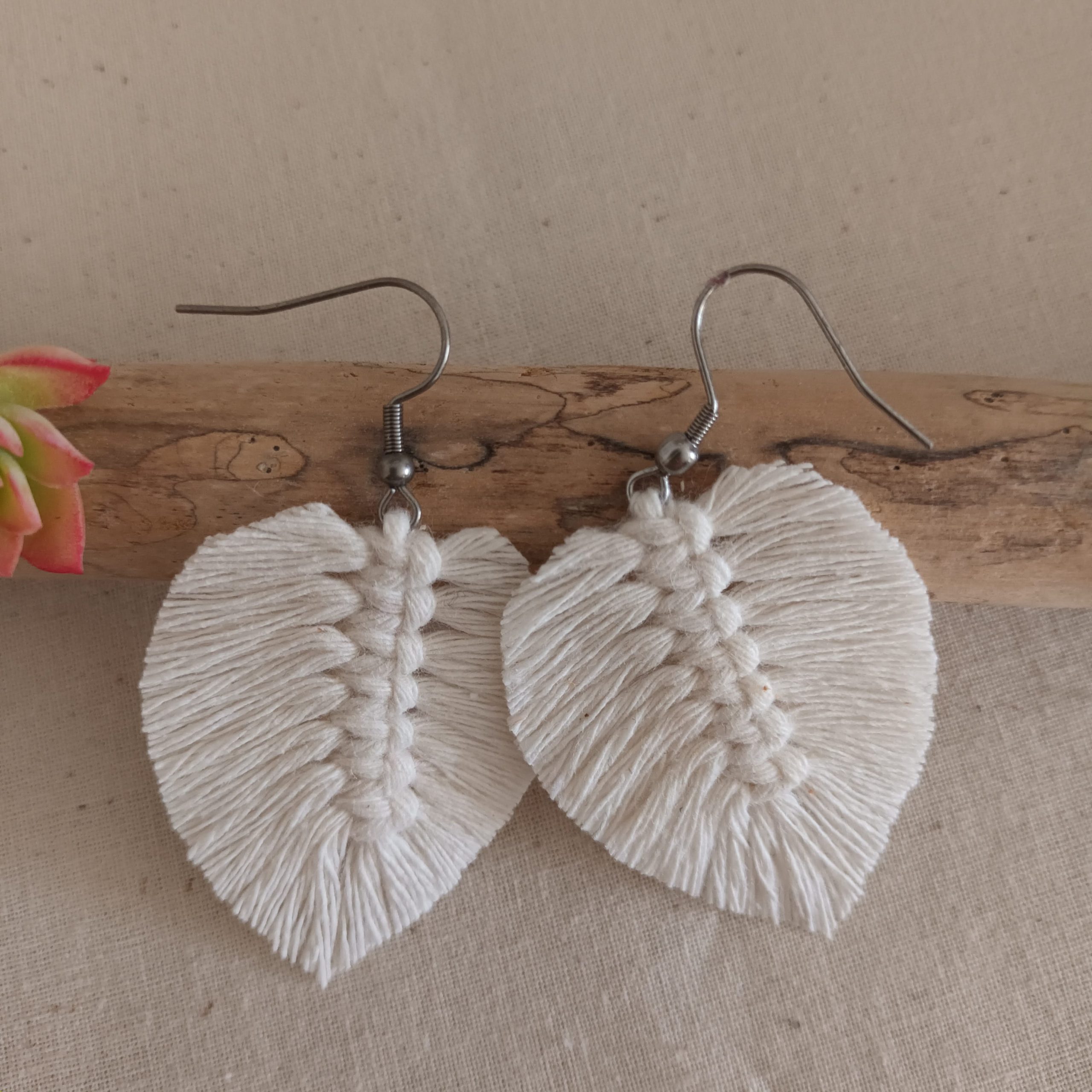 boucle d'oreille feuille en macramé naturel sur crochet argenté