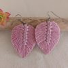 boucle d'oreille feuille en macramé rose poudré sur crochet argenté