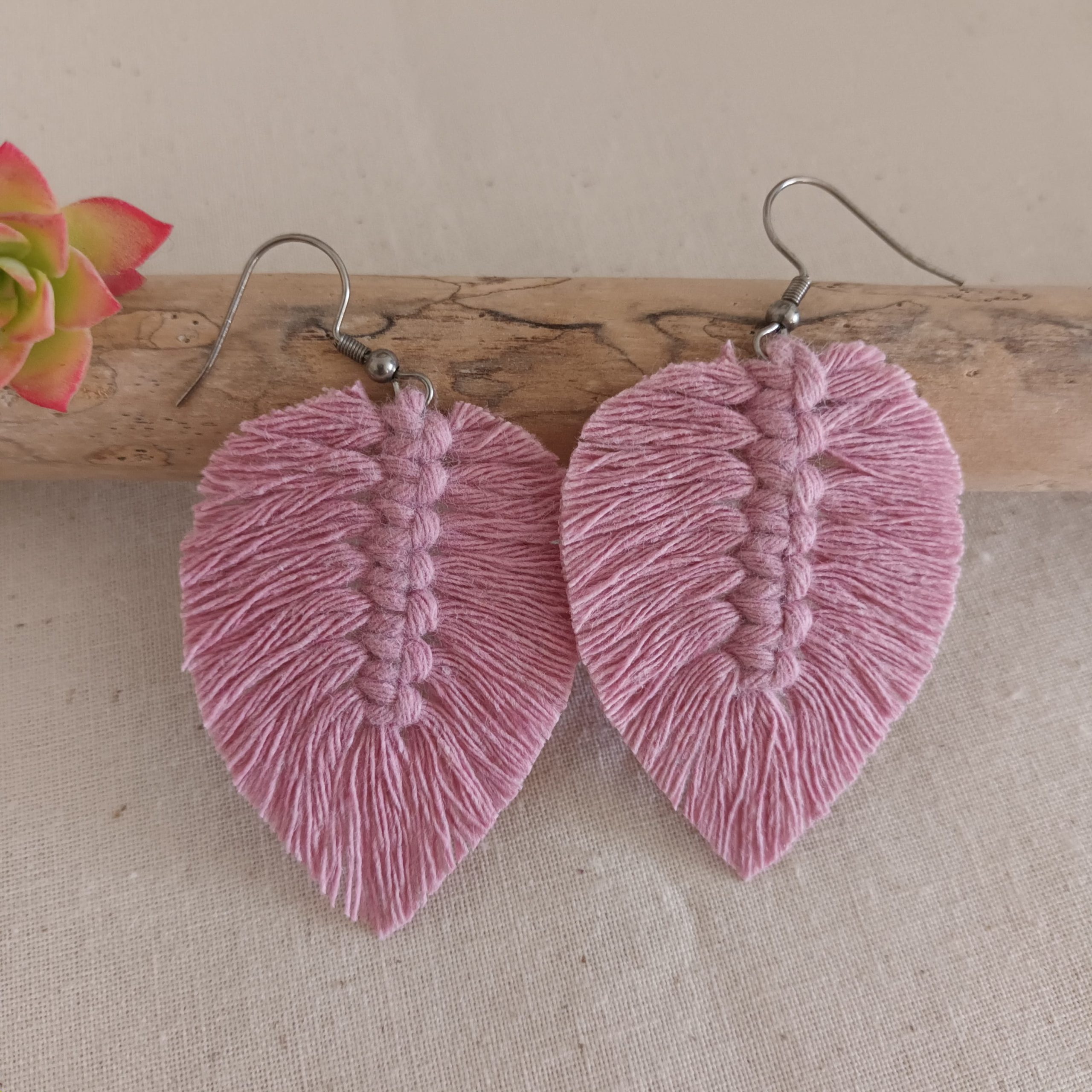 boucle d'oreille feuille en macramé rose poudré sur crochet argenté