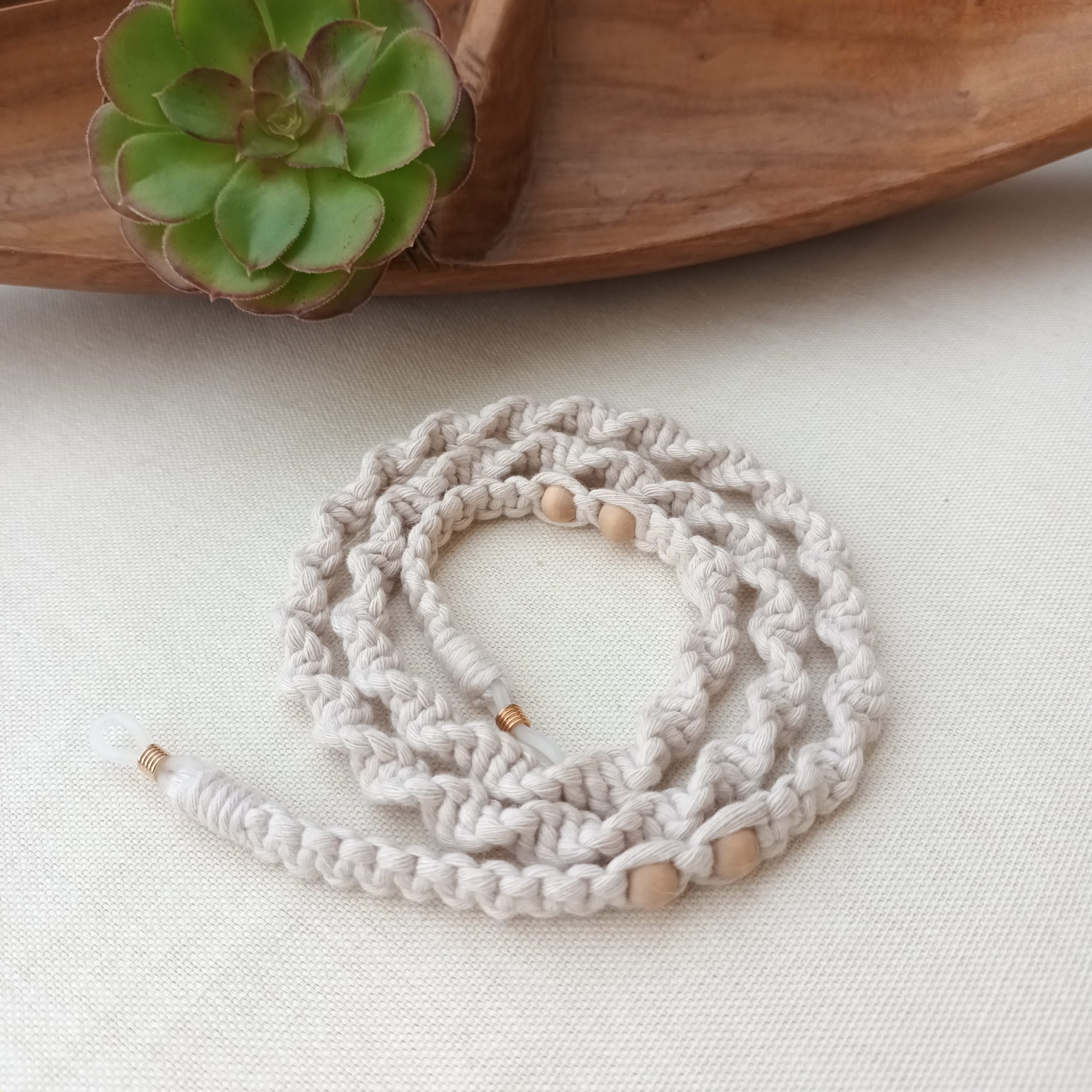cordon de lunettes en macramé nude