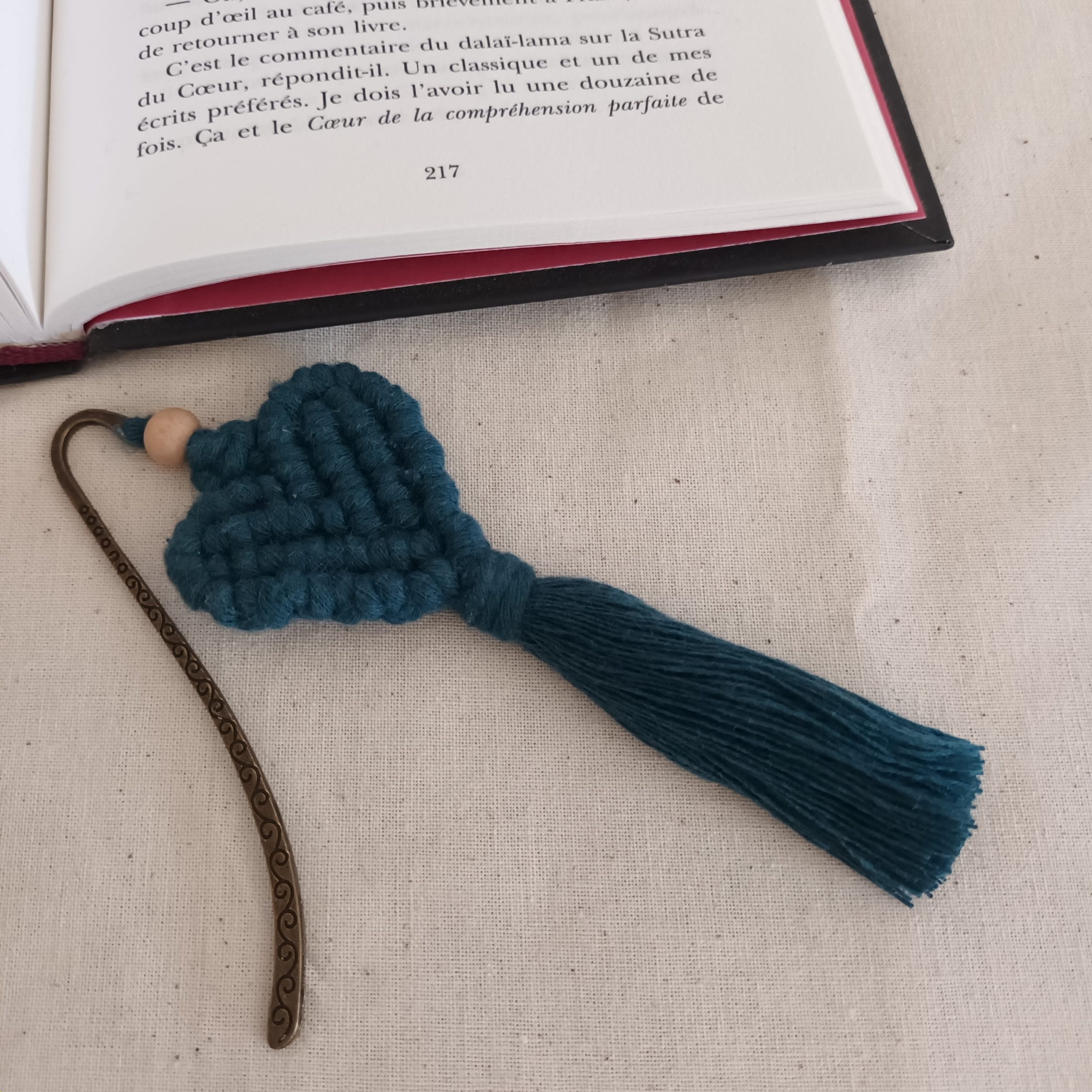 marque-page cœur en macramé bleu paon sur signet bronze