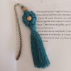 marque-page fleur en macramé bleu sarcelle sur signet argenté