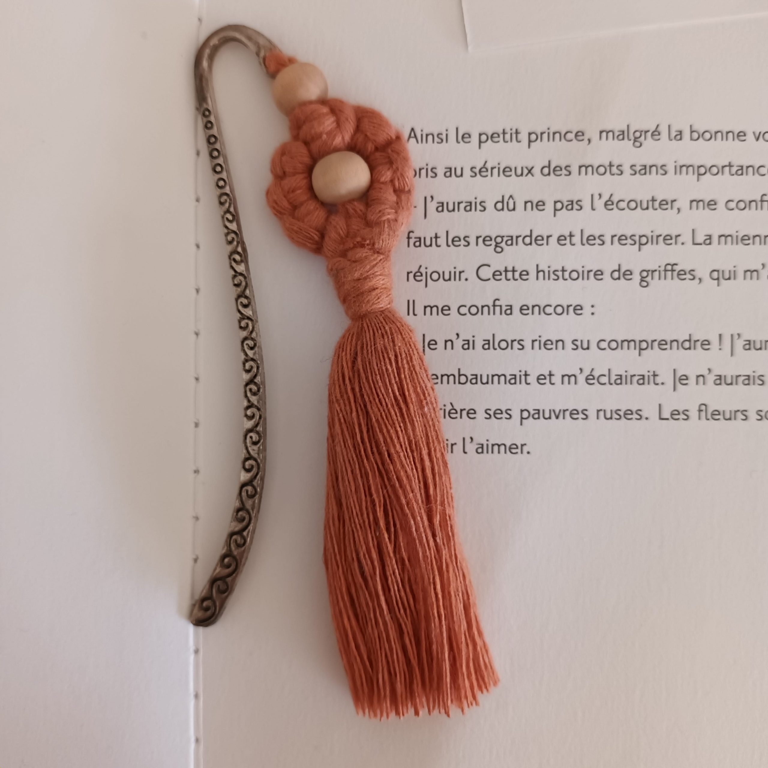 marque-page fleur en macramé terracotta sur signet argenté